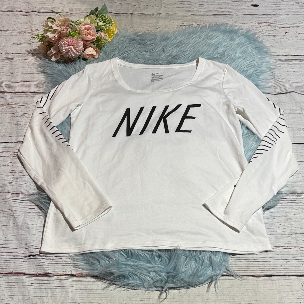 Nike The Nike Tee Dri Fit Athletic Cut Long Sleeve White Black Tee sz M
